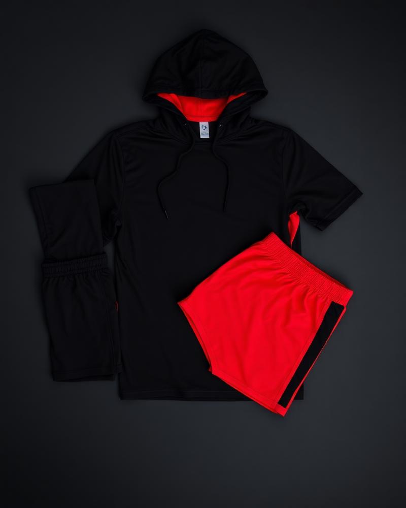 Vêtements de sport noirs et rouges pliés